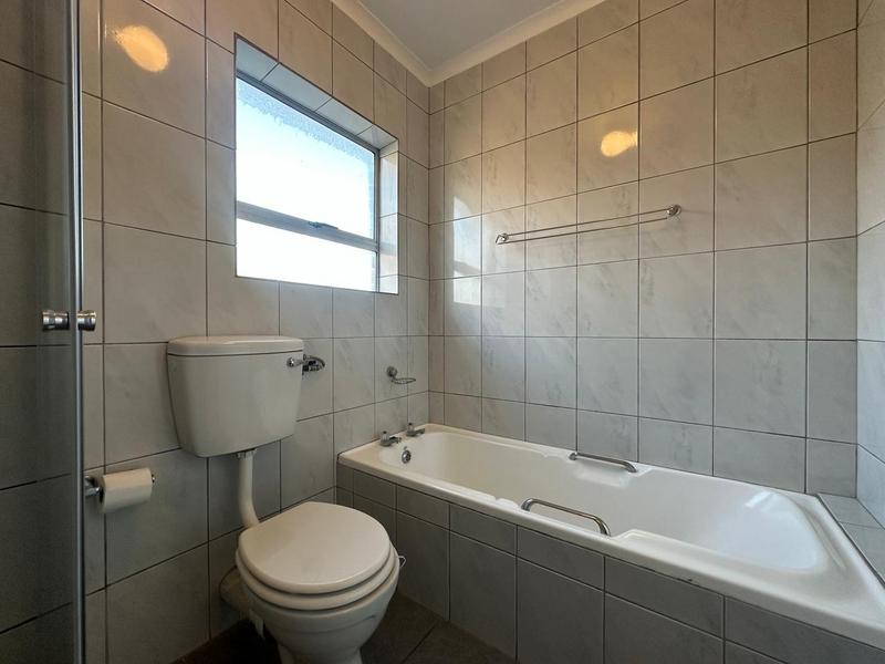 To Let 2 Bedroom Property for Rent in Oakglen Western Cape